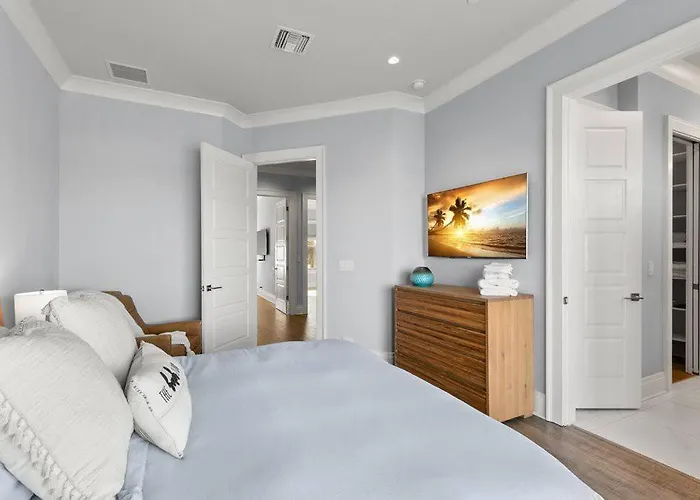 Waterfront Oasis 3 Br/4 Beds~3 Min Walk To Beach.