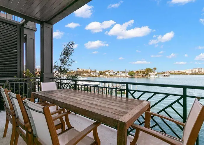 Waterfront Oasis 3 Br/4 Beds~3 Min Walk To Beach. *